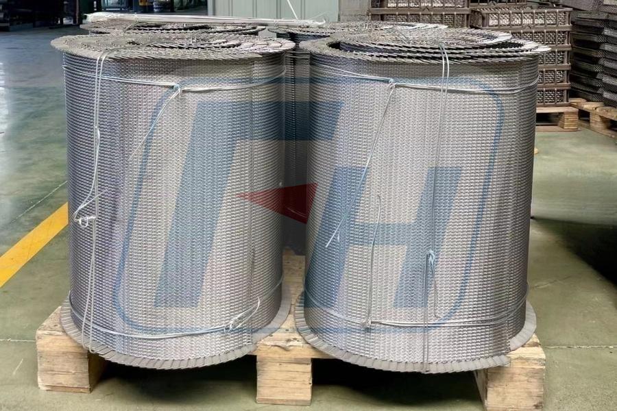 Heat treatment furnace belt with side plates