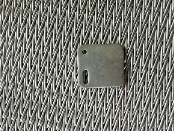 Heat treatment furnace belt with side plates