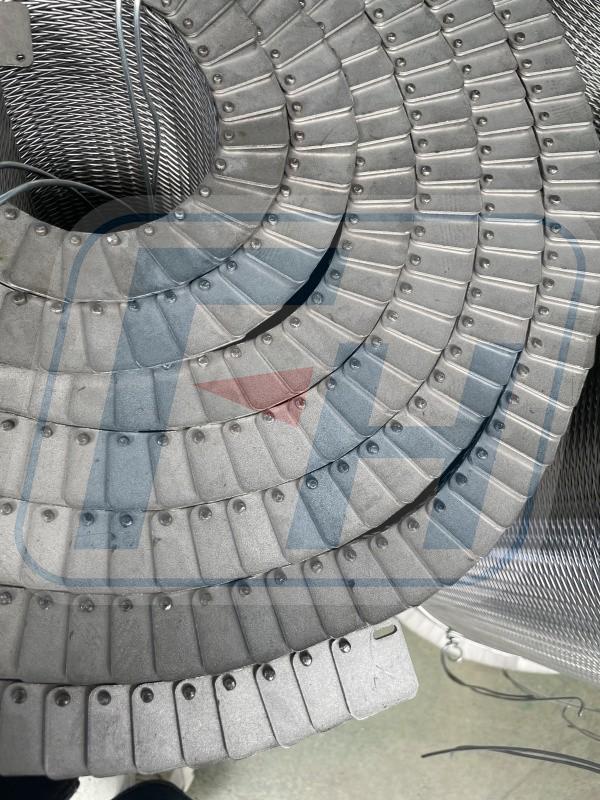 Heat treatment furnace belt with side plates