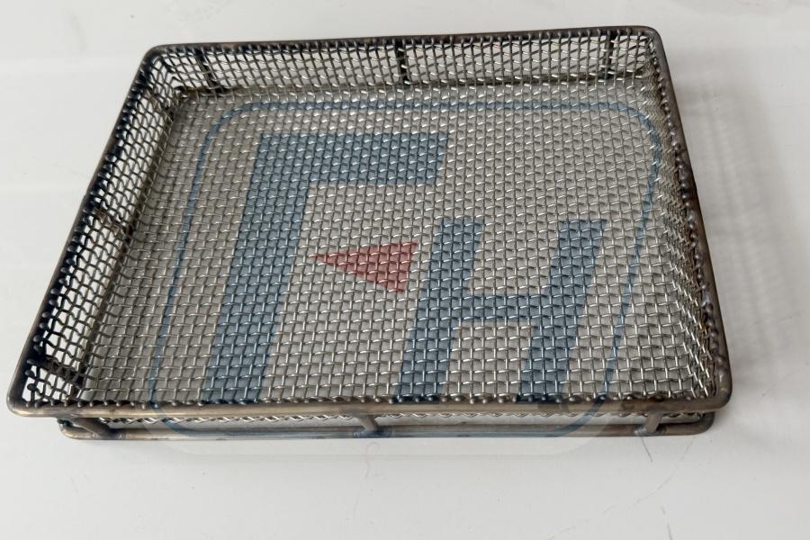 Wire mesh basket for powder metallurgy furnace