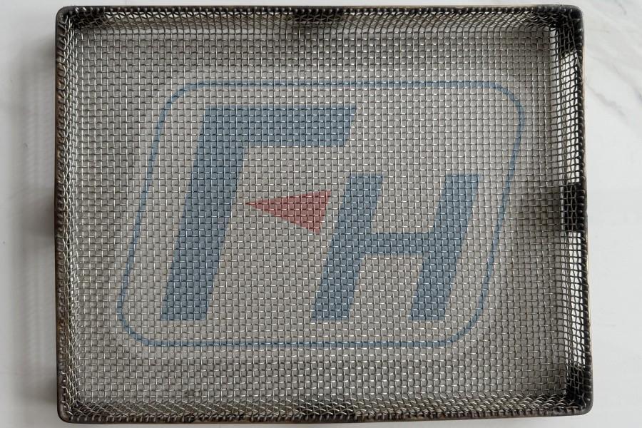 Wire mesh basket for powder metallurgy furnace